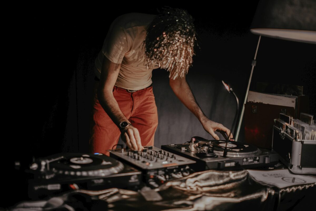 Original 80's Vinyl DJ from arrival of guests to the last tune of the night - FULL DAY