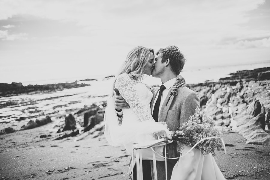 46 Stunning Black & White Wedding Photos