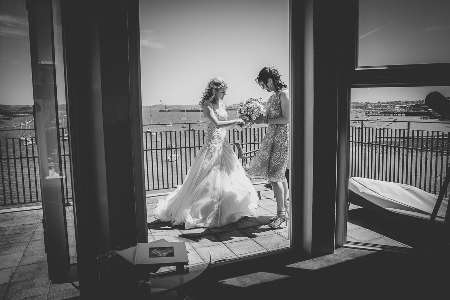 46 Stunning Black & White Wedding Photos