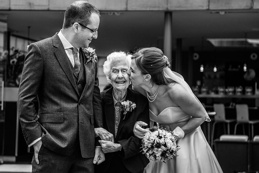 46 Stunning Black & White Wedding Photos