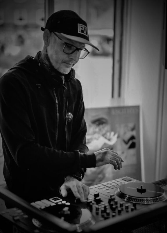 Experienced, inclusive and passionate dj with 25 years experience.