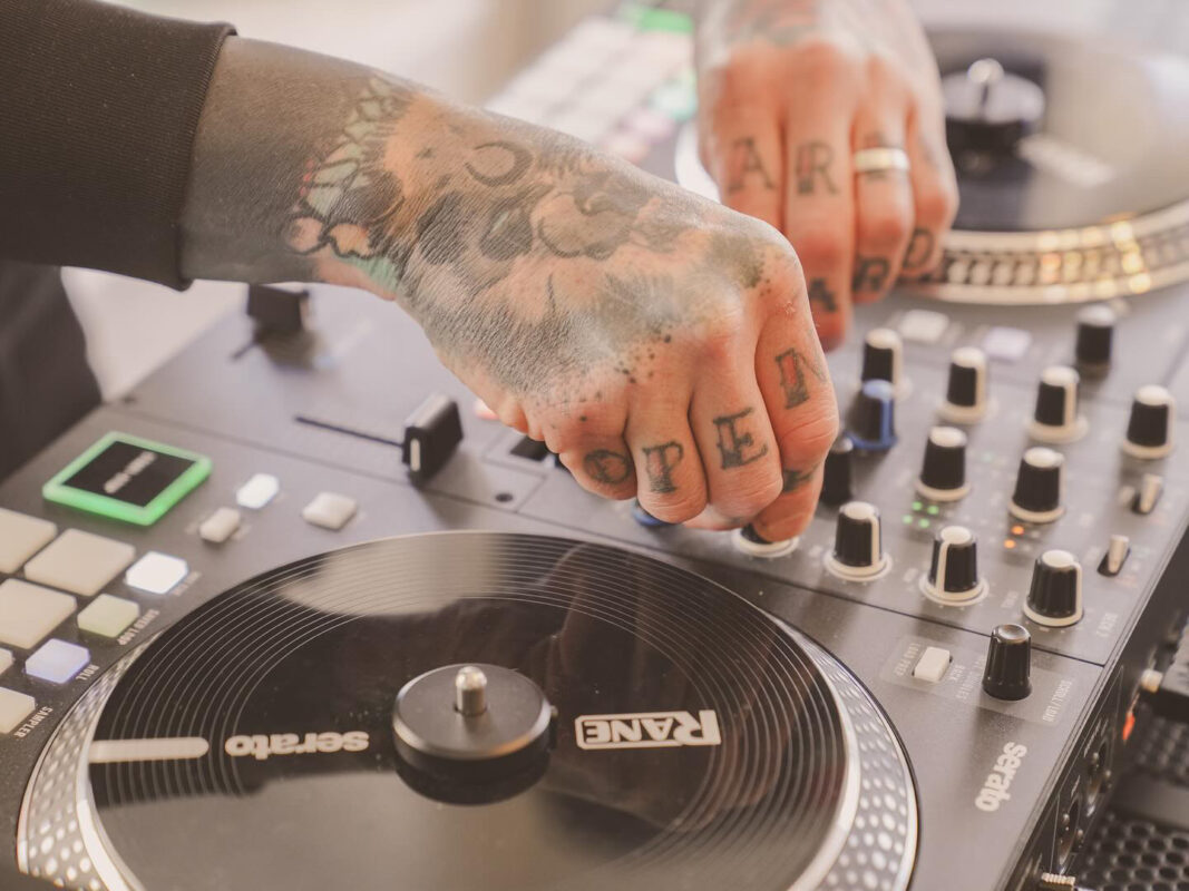 Experienced, inclusive and passionate dj with 25 years experience.