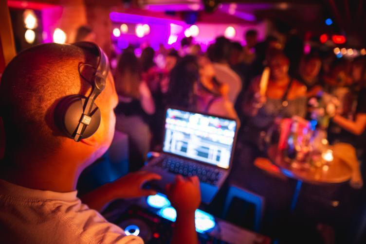 Evening DJ &Photobooth for 3 hours (Digital copies)