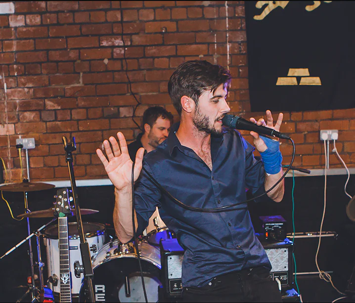 Live music from 90s and 00s guitar hits cover band