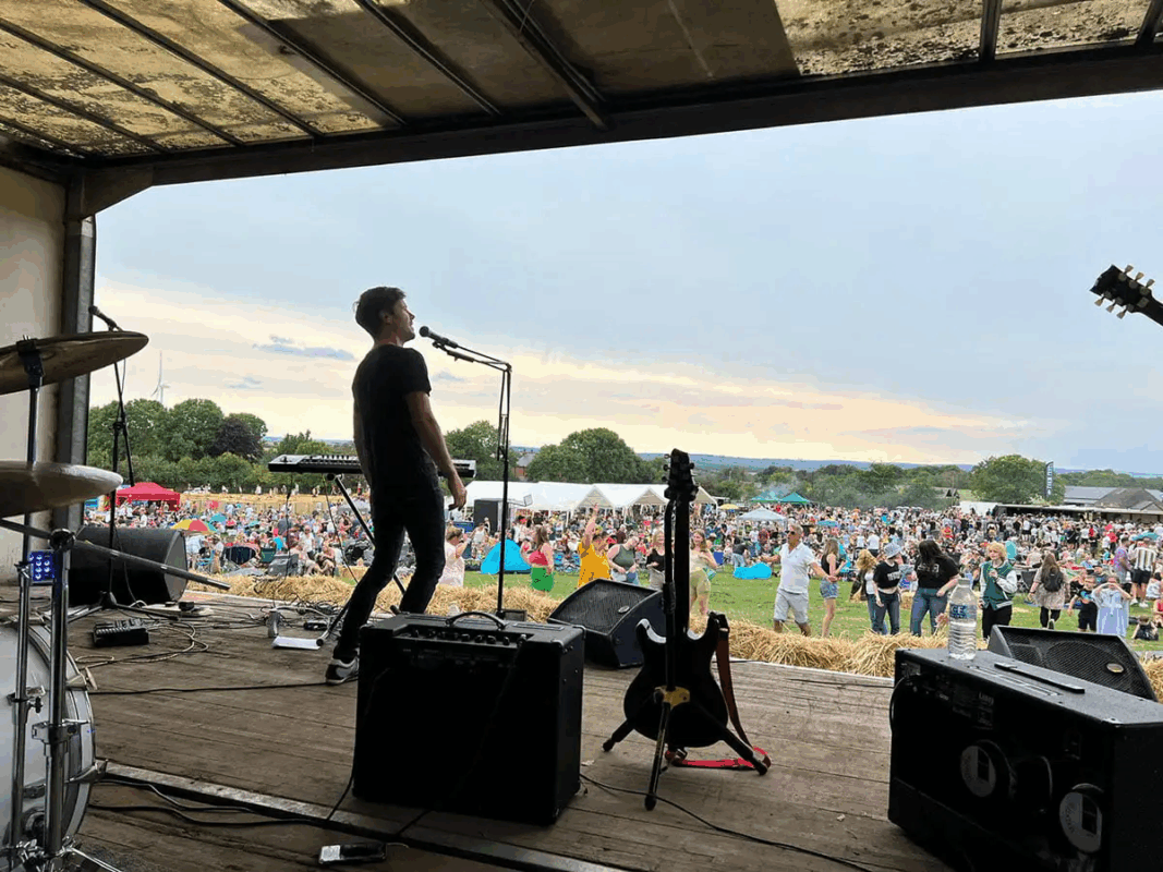 Live music from 90s and 00s guitar hits cover band