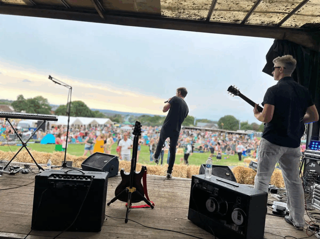 Live music from 90s and 00s guitar hits cover band