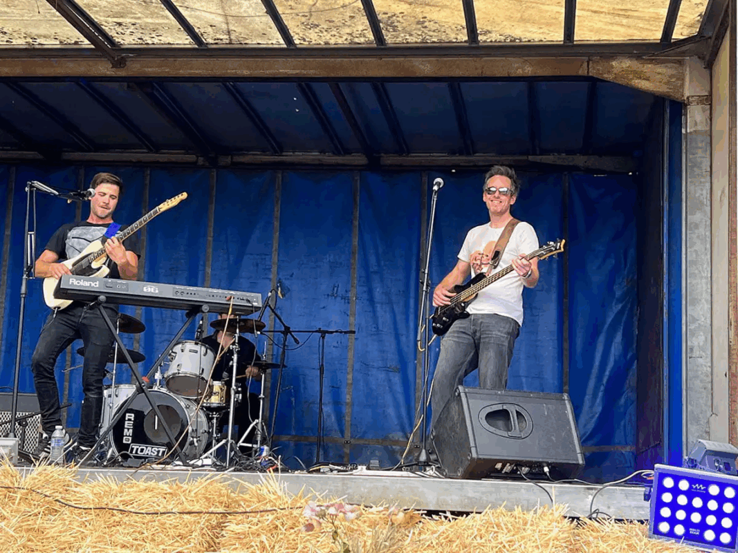 Live music from 90s and 00s guitar hits cover band